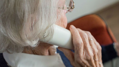'Sal y vecinea', un proyecto  para concienciar sobre la  soledad de los mayores en la pandemia en tres barrios de Madrid
