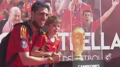 Miles de madrileños se hacen una foto en Colón con la Copa del Mundo