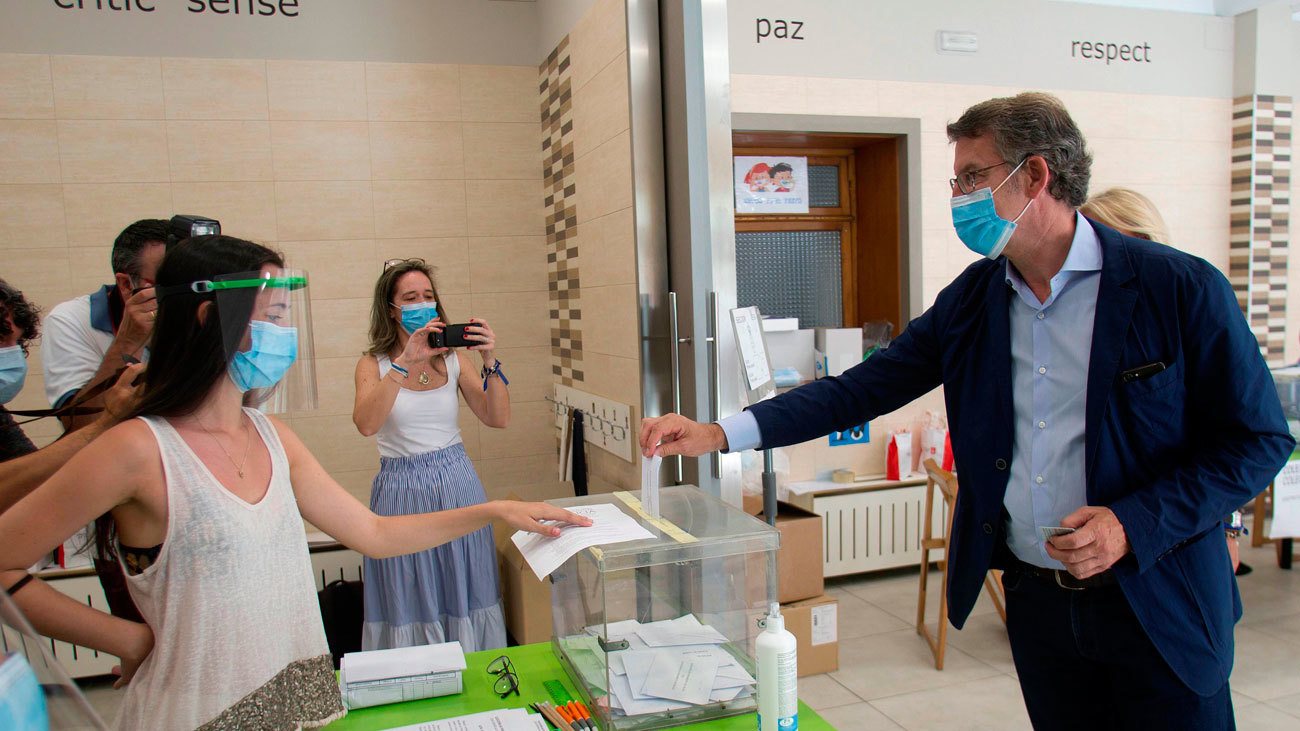 El actual presidente de la Xunta de Galicia y candidato por el Partido Popular, Alberto Núñez Feijóo, ejerce su derecho al voto