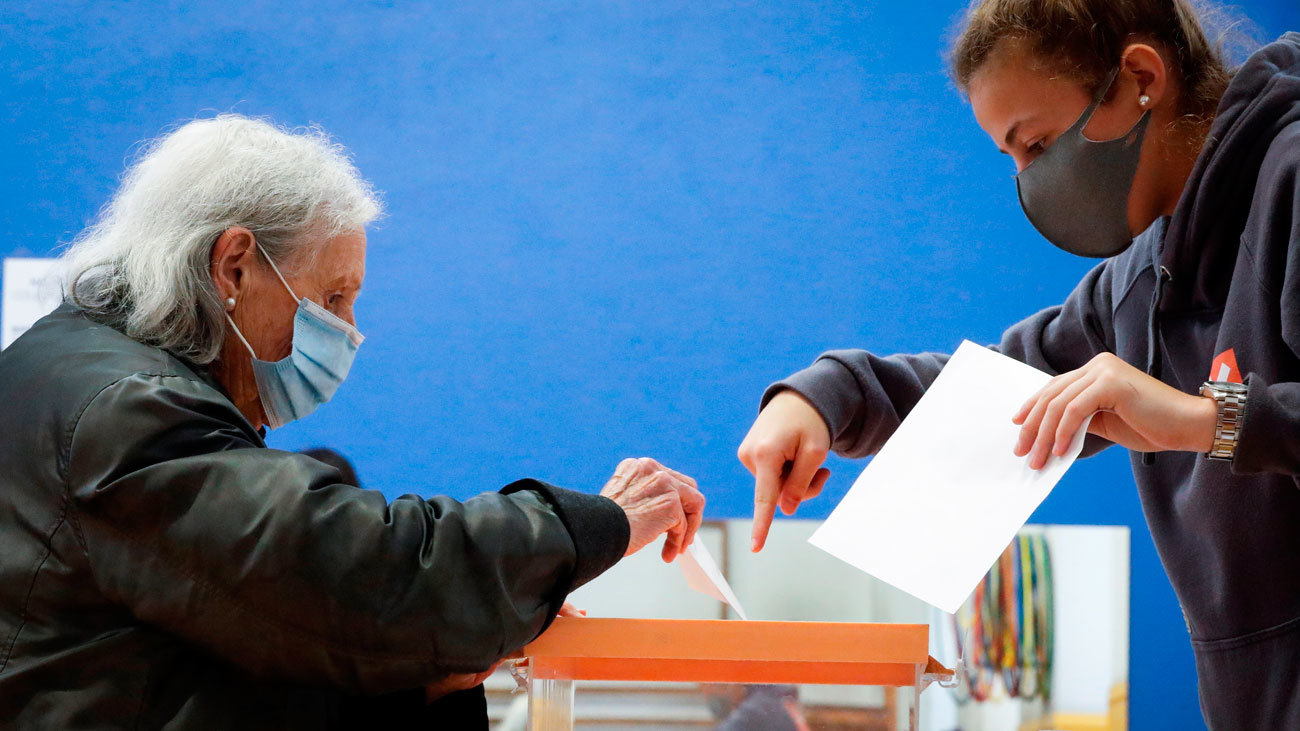 Una mujer ejerce su derecho al voto en San Sebastián