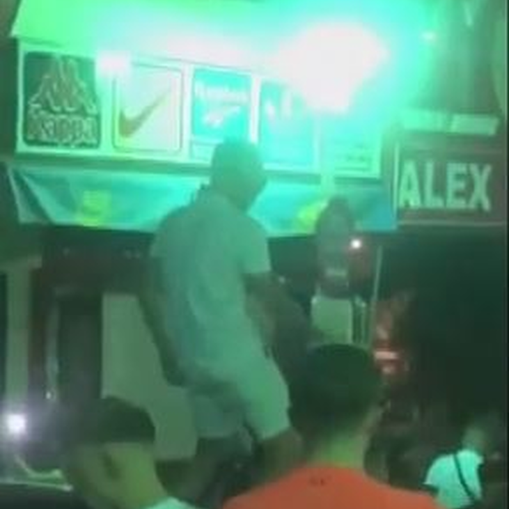 Sin mascarillas ni medidas de seguridad, así son las peligrosas fiestas de  los turistas en Magaluf