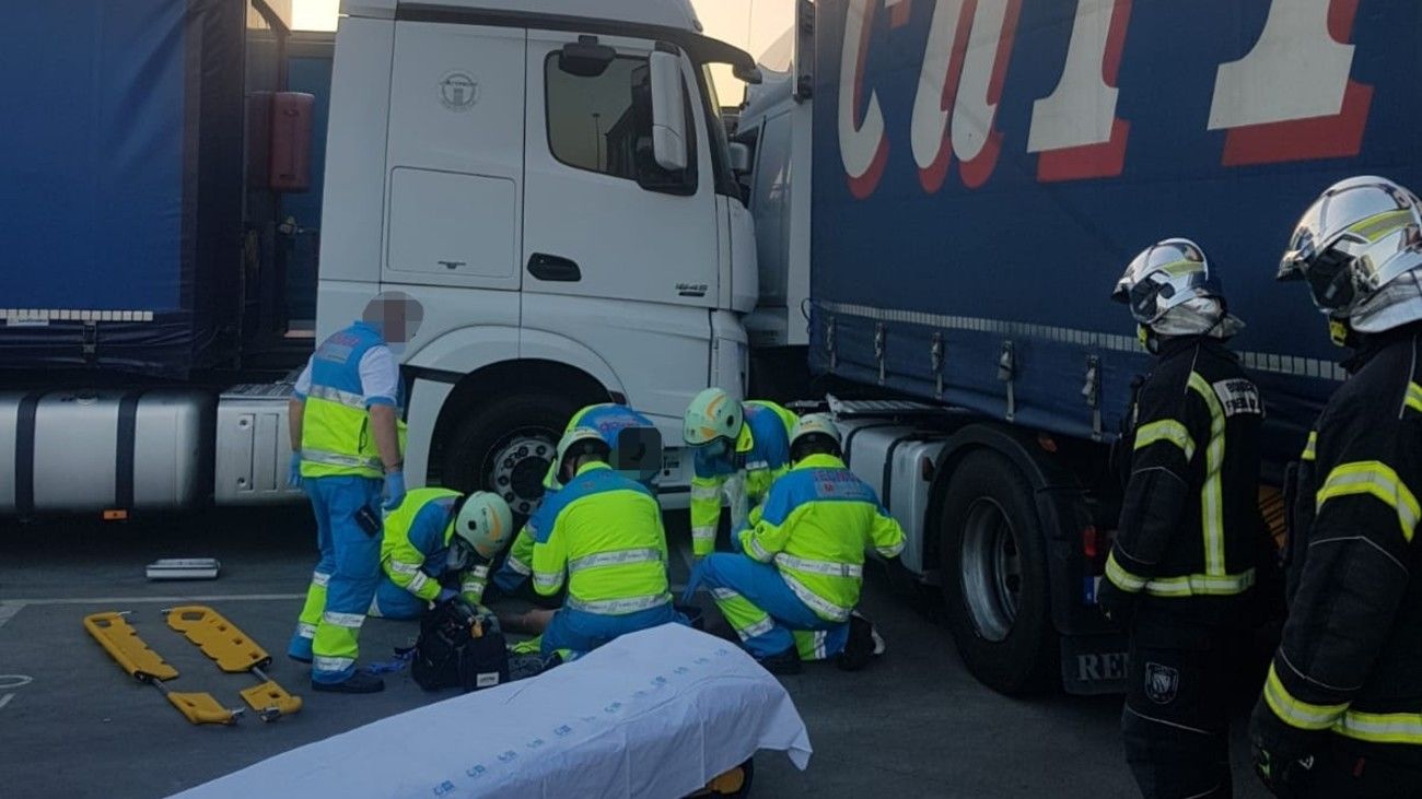 Muy grave un camionero tras quedar atrapado entre dos camiones 45 minutos en Fuenlabrada