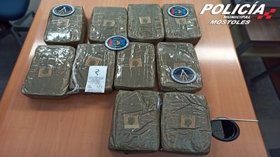 Policías locales de Móstoles descubren 10,5 kilos de hachís en un maletero