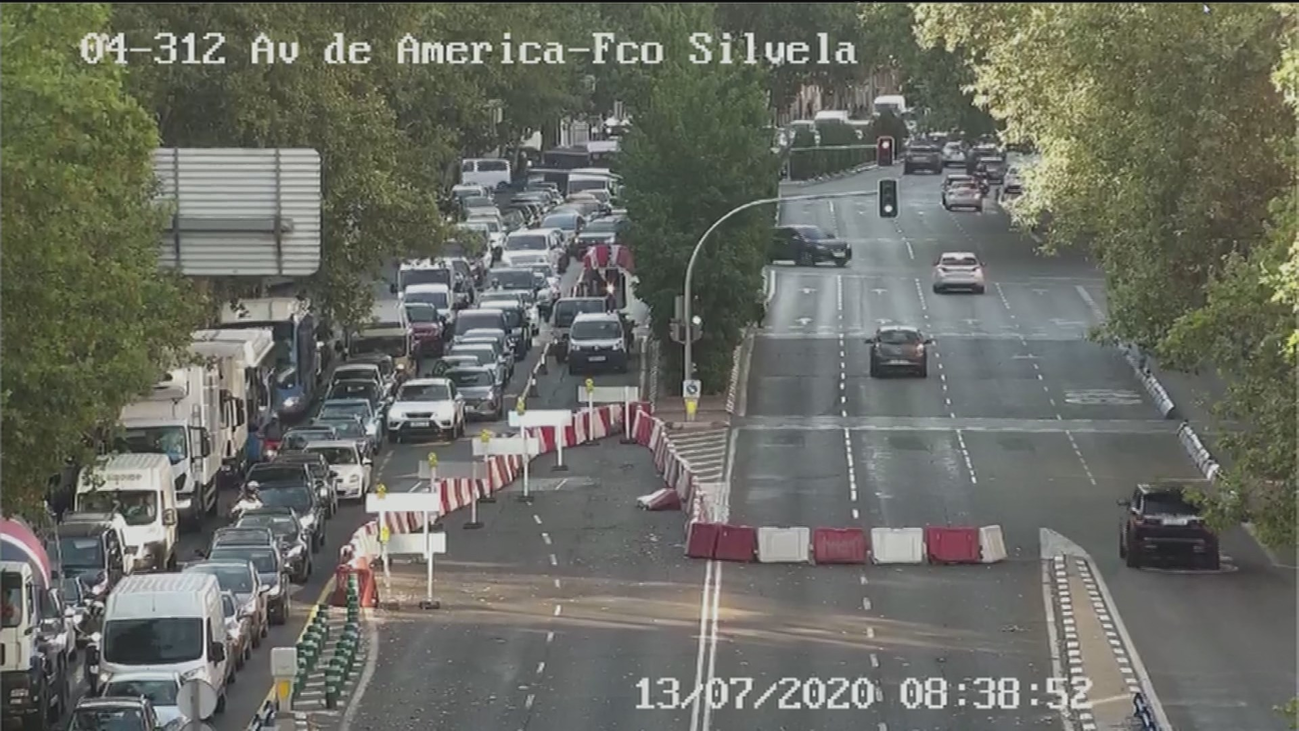 Primer día laborable con el puente de Joaquín Costa cerrado, primer día de atascos