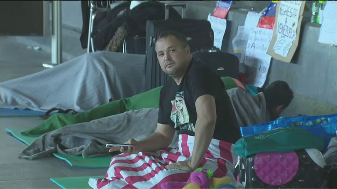 Un grupo de venezolanos, atrapados en Barajas a la espera de un vuelo que les permita volver a su país