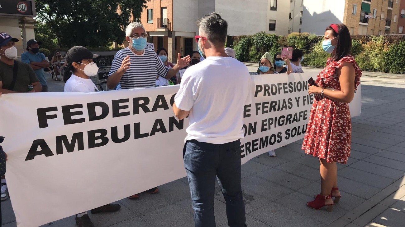 La alcaldesa de Móstoles, con los feriantes