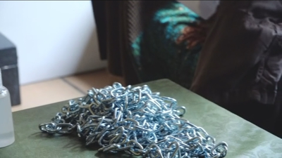 Se encadena en el ayuntamiento de Morata para denunciar la okupación de su casa