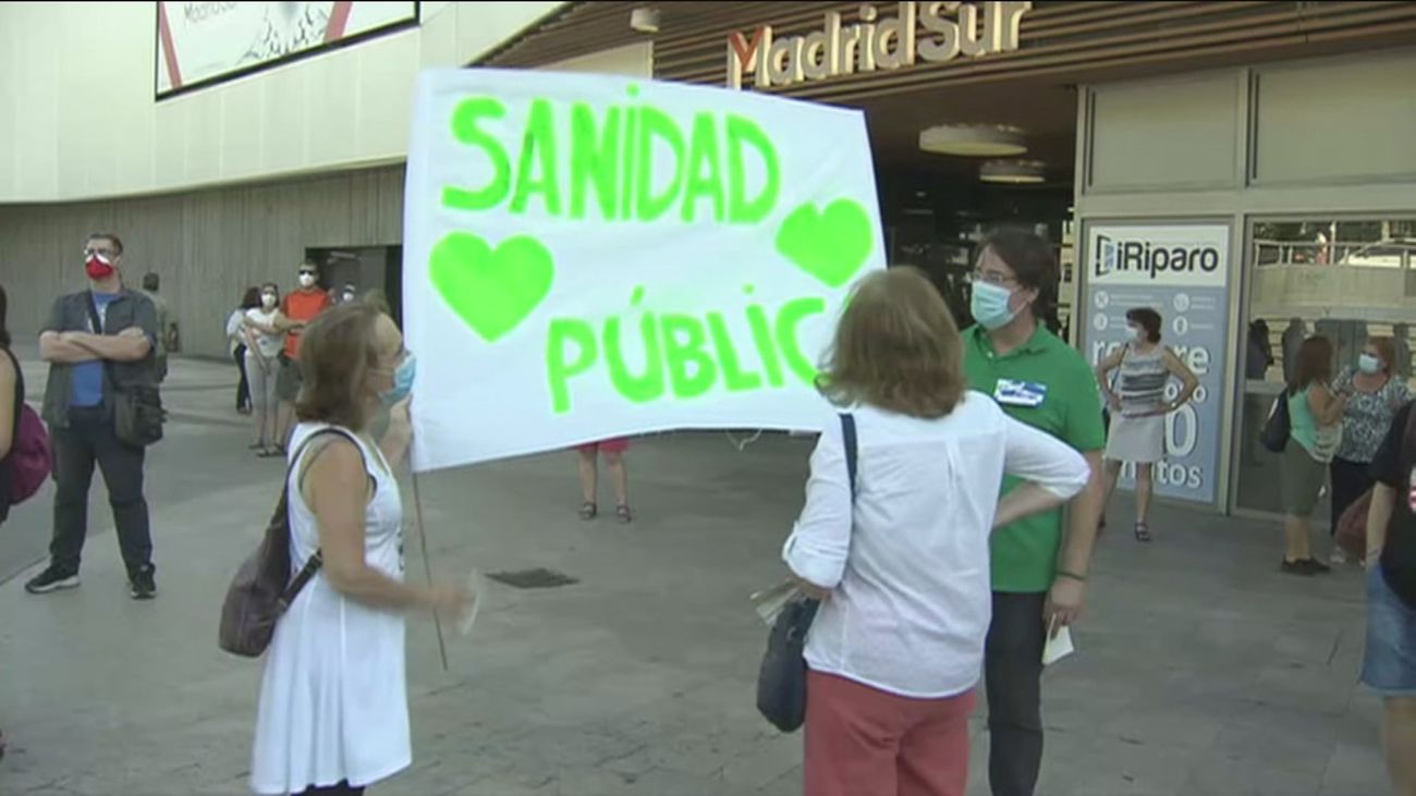 Colectivos por la sanidad pública piden frente a la Asamblea la dimisión de Ayuso