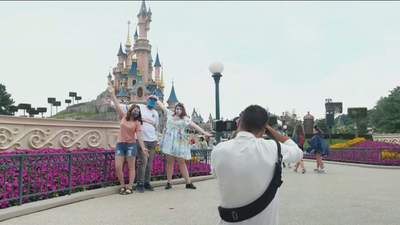 Disney vuelve a abrir sus puertas en París y Orlando y cierra en China