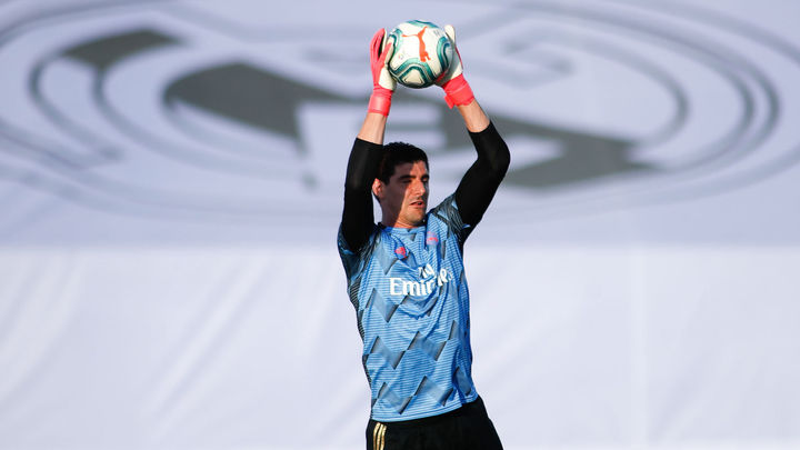 Thibaut Courtois durante el calentamiento del Real Madrid - Villarreal / Europa Press