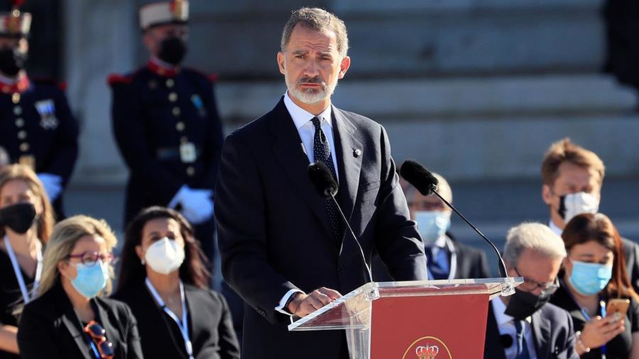 Centenares de personas respaldan al rey aplaudiendo desde sus casas en Madrid