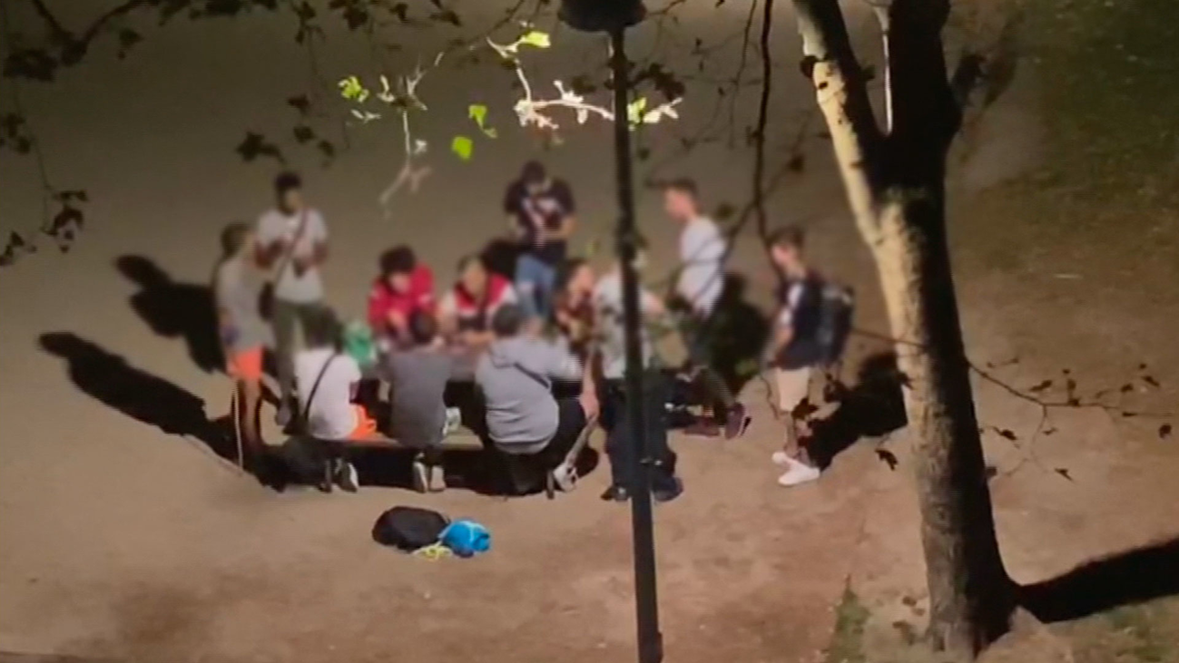 Botellones, música y sin mascarillas a altas horas de la noche, en San Juan Bautista