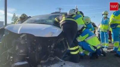 Herido grave un conductor tras colisionar contra un camión-grúa en la M-506 en Móstoles