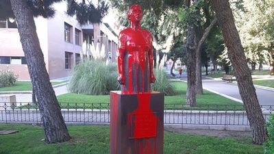 Vandalizan con pintura roja la estatua de La Pasionaria en Leganés