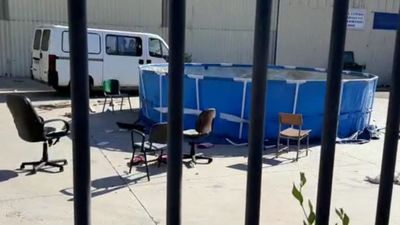 Una familia 'okupa' una nave industrial en Fuenlabrada e instala una gran piscina portátil para bañarse