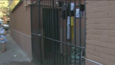 Vecinos denuncian a unos 'okupas' violentos que venden droga en San Blas