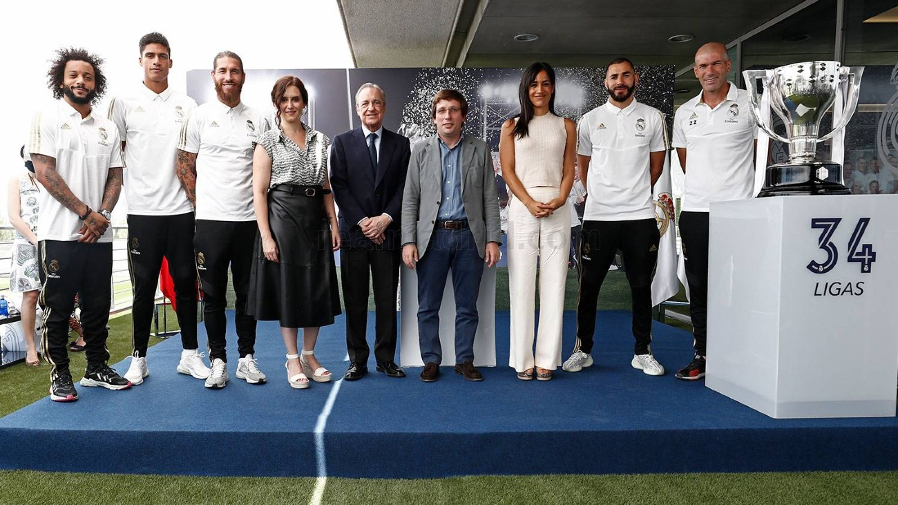 El Real Madrid celebra su 34ª Liga con Ayuso y Almeida en Valdebebas