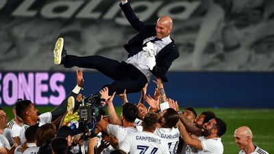 Los jugadores del Real Madrid reaccionan a la marcha de Zidane