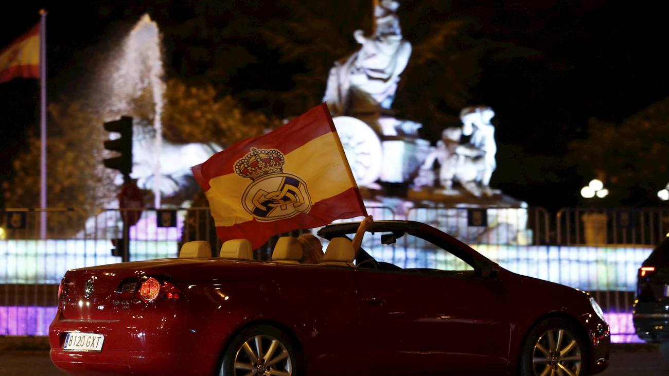 Ejemplar celebración de LaLiga de los madridistas en la Plaza de Cibeles desde sus coches