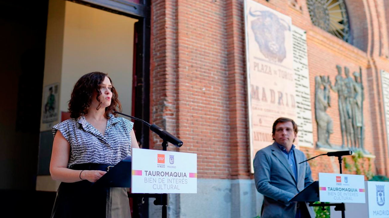 Ayuso y Almeida firman un convenio para la defensa de los toros en Madrid