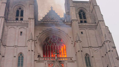 Los bomberos controlan el incendio en la catedral de Nantes