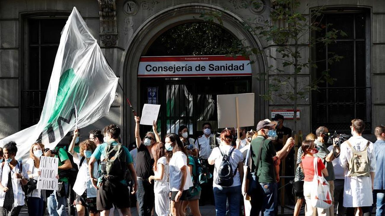 Un grupo de MIR protestan en las puertas de la Consejería de Sanidad