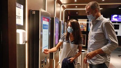 Los Reyes asisten a una sesión de cine en Madrid en  apoyo al sector tras la pandemia