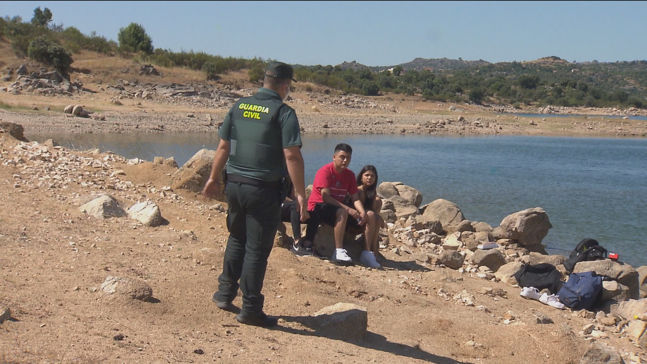 Guardia Civil, Policía Local y Agentes Forestales vigilan ríos y embalses  para evitar el baño