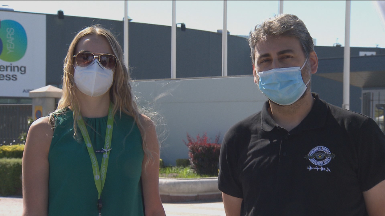Lorena y Diego, las caras  de la amenaza de los despidos  de Airbus en su planta de Getafe