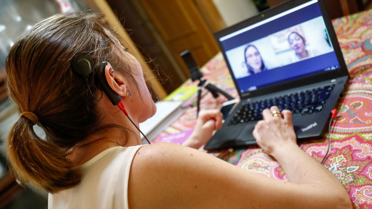 Una profesora teletrabajando durante el confinamiento por la covid-19