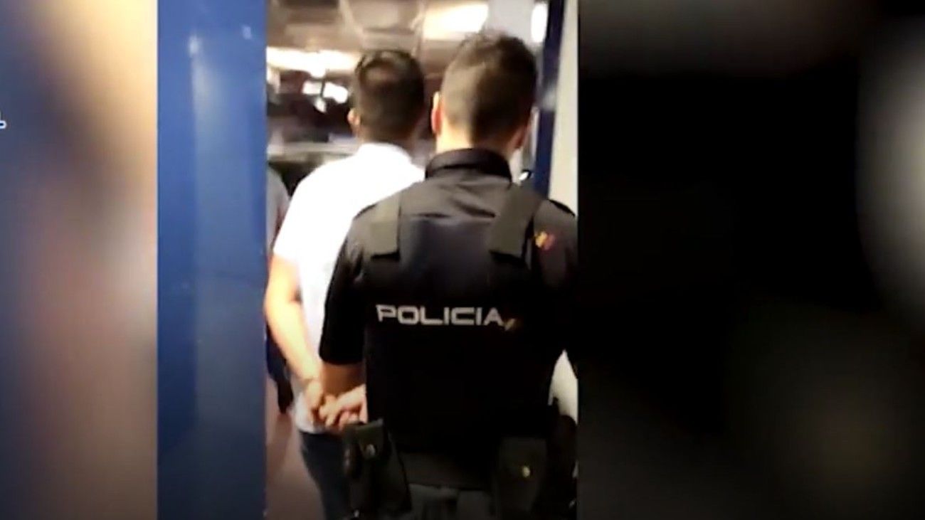 Dos policías fuera de servicio evitan el robo del interior de un vehículo en Coslada y esclarecen 15 hechos similares