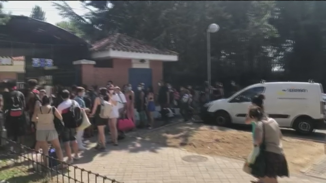 Colas interminables para acceder y darse un chapuzón en las piscinas de Madrid