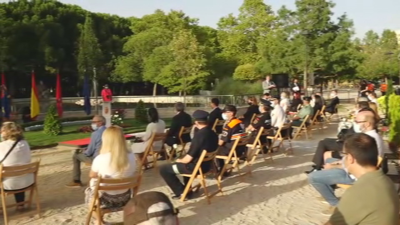 Homenaje a las víctimas del coronavirus en Móstoles