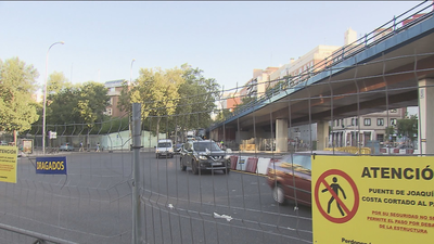 Conductores, comerciantes y vecinos se arman de paciencia ante el desmontaje del puente de Joaquín Costa