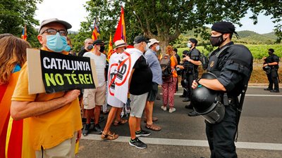 Independentistas protestan por la visita de los Reyes  al monasterio del Poblet
