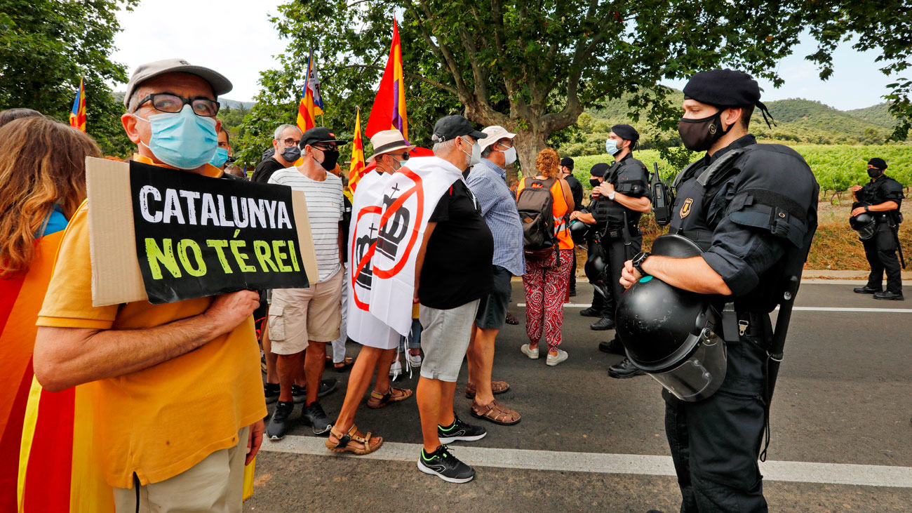 Independentistas protestan por la visita de los Reyes  al monasterio del Poblet