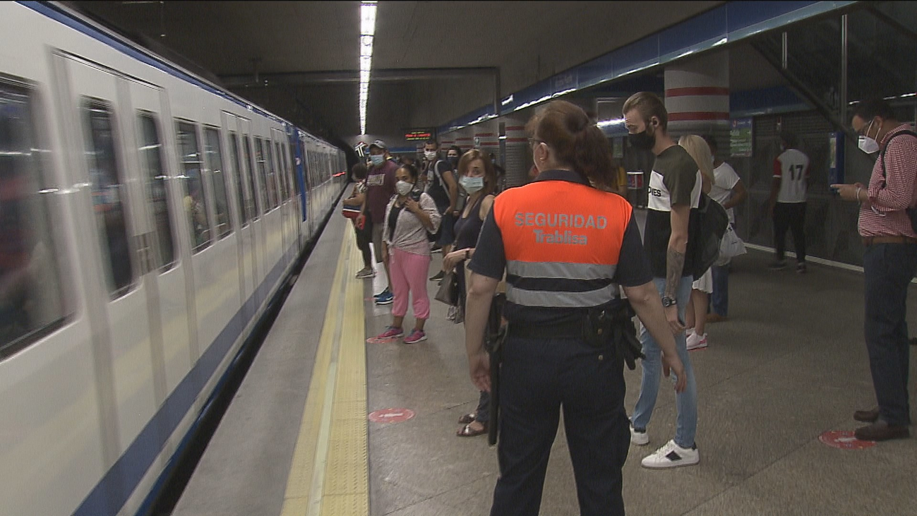 Metro de Madrid defiende que se cumplen las normas antiCovid, aunque reconoce aglomeraciones puntuales