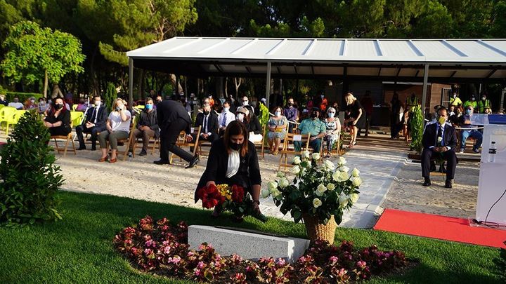 Homenaje a las víctimas del covid-19 en Móstoles / @AytoMostoles