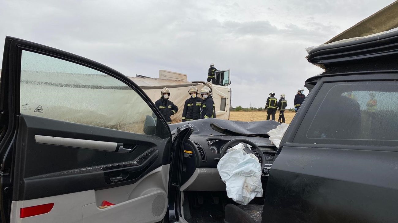 Estado en el que quedó el vehículo que chocó con un camión en Campo Real