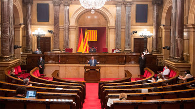 El Parlament tacha el 155 de "golpe de Estado" y pide la abdicación del rey