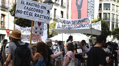 Los comerciantes del Rastro se manifiestan por cuarto domingo consecutivo contra la propuesta del Ayuntamiento