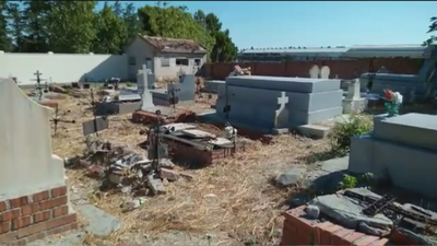 El cementerio de Villaverde Alto, en pésimas condiciones: “Lamento tener enterrada a mi familia aquí"