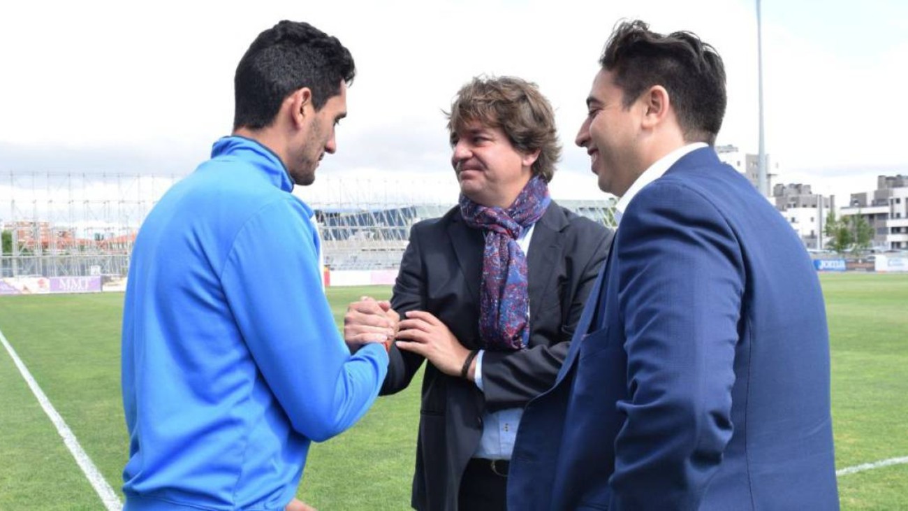 El alcalde de Fuenlabrada con el presidente y un jugador del CF Fuenlabrada