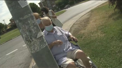 La carrera de obstáculos de Toño para pasar con su silla de ruedas por una calle de Majadahonda