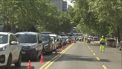 La calle Velázquez ya es de doble sentido para desviar el tráfico por el derribo del puente de Joaquín Costa