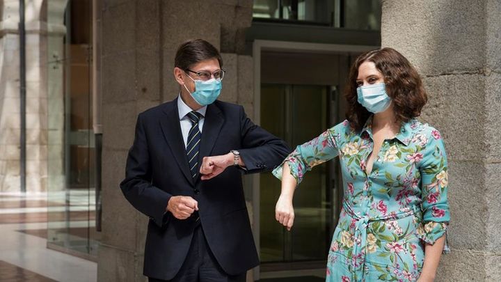 La presidenta de la Comunidad de Madrid, Isabel Díaz Ayuso, y el presidente de Bankia, José Ignacio Goirigolzarri / EFE