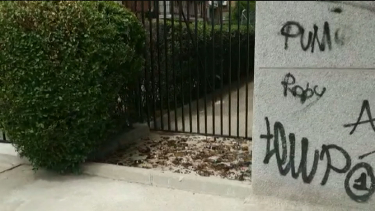 Colocan cristales en un portal de Vía Lusitana para disuadir a los jóvenes que se drogan y hacen botellón allí