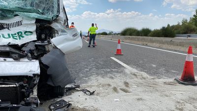 Muere el conductor de una furgoneta al chocar contra un camión en la A-1 en La Cabrera