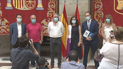 Ayuso firma con los sindicatos un acuerdo para impulsar el teletrabajo entre los empleados públicos