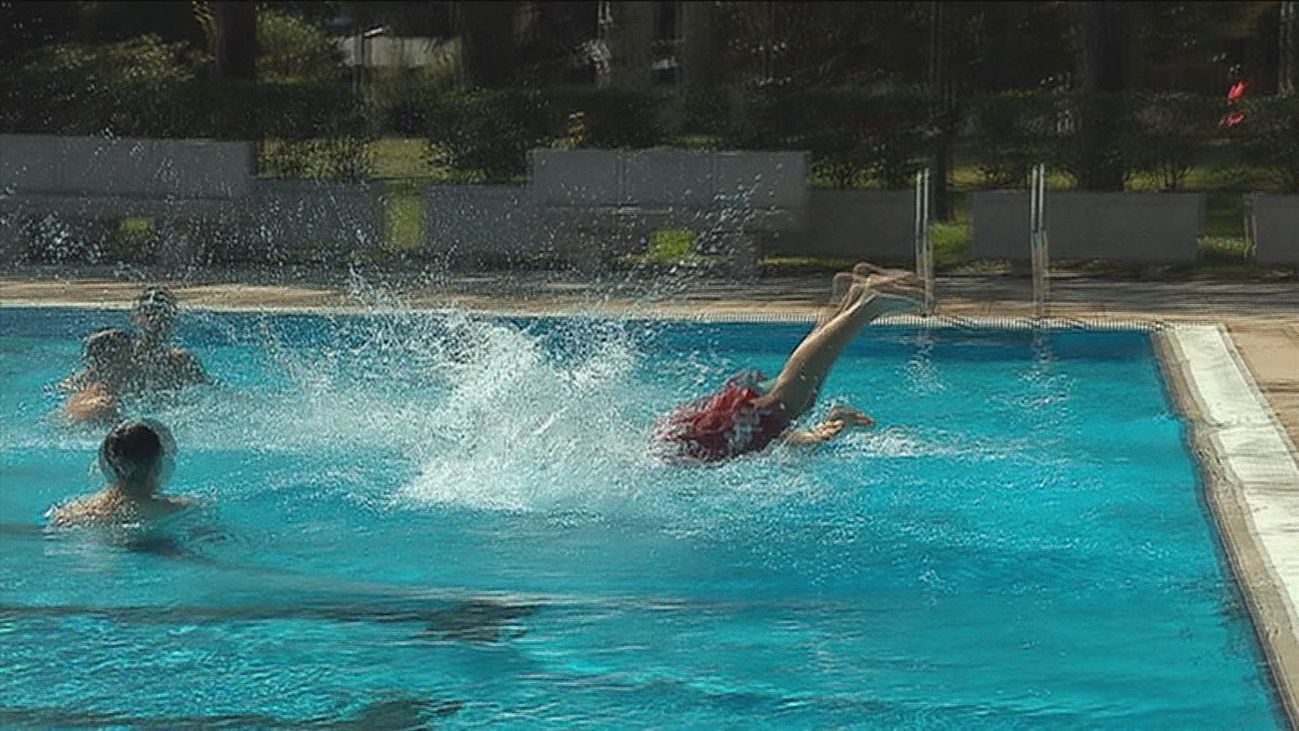 Las piscinas, el oasis de los madrileños para afrontar el calor